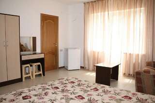 Гостевой дом Четыре Лилии Сукко Четырехместный номер с ванной комнатой-1