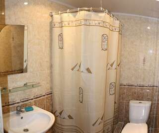 Гостевой дом Четыре Лилии Сукко Четырехместный номер с ванной комнатой-2