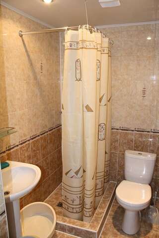 Гостевой дом Четыре Лилии Сукко Четырехместный номер с ванной комнатой-2