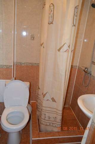 Гостевой дом Четыре Лилии Сукко Двухместный с 1 кроватью или 2 отдельными кроватями и душем-2